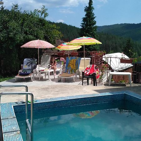 Семеен Хотел "Невен" Momin Prohod Exterior foto